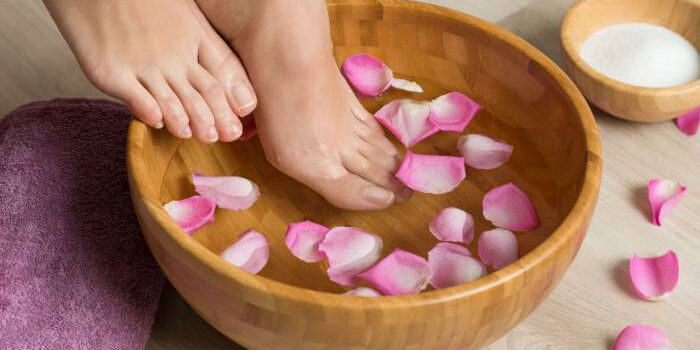 What are the steps of a homemade pedicure