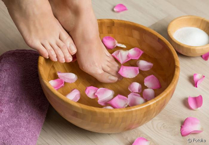 What are the steps of a homemade pedicure?