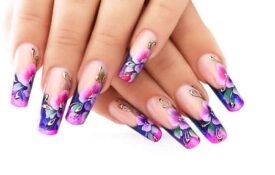 Video – Floral nail art: create beautiful patterns on your nails